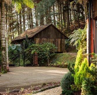 Benedito Novo Ski Chalet | Casa Sabia com charme rústico e belos jardins