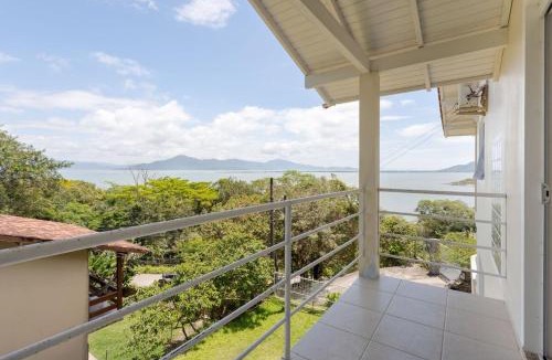 Sambaqui House | Casa Sambaqui Amplitude Charm and 100m from the Sea
