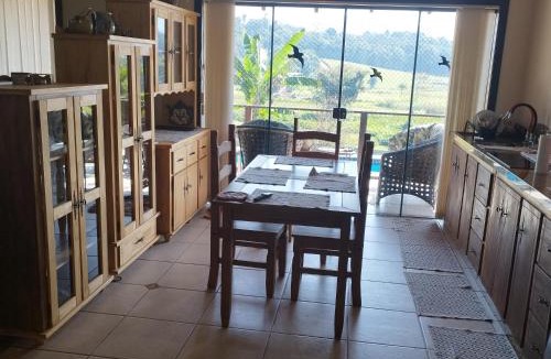 Pomerode House | Casa suíça luxo-suite nr2- para 4 pessoas