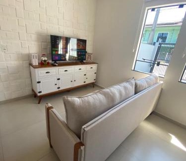Iririu House | Casa térrea ampla, perfeita para a sua hospedagem
