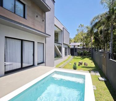 Estaleiro House | Casa Woods seu Refúgio na Praia do Estaleiro