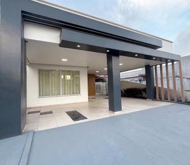 Macapa House | Casarão, piscina, conforto em condomínio fechado