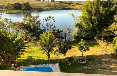 Ijaci House | Casinha Branca De Varanda com piscina e fundo pra represa funil em Ijaci