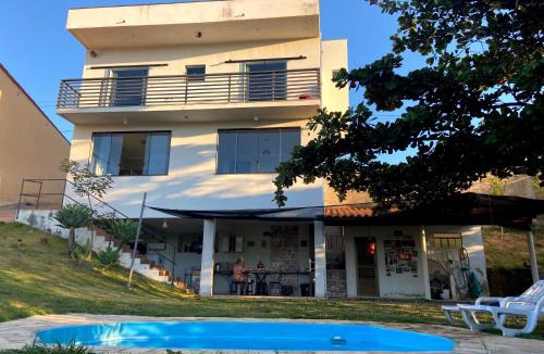 Ijaci House | Casinha Branca De Varanda com piscina e fundo pra represa funil em Ijaci