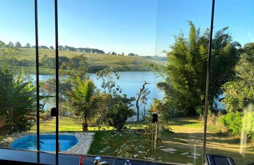 Ijaci House | Casinha Branca De Varanda com piscina e fundo pra represa funil em Ijaci