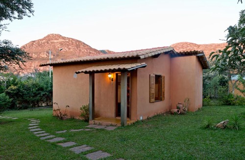 Lapinha da Serra House | CASINHAS DA LAPINHA- 3 Chalés em Lapinha da Serra com cozinha- LATE CHECK OUT- Piscina Compartilhada - Veja a cor do chalé que está locando nas fotos junto aos preços CHALÉS AMARELO, AZUL E LARANJA