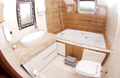 Solemar House | Castelinho Solemar - Suíte Premium com Banheira Privativa e Ar