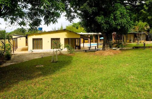 Guaratingueta House | Chácara charmosa com piscina, campo de futebol
