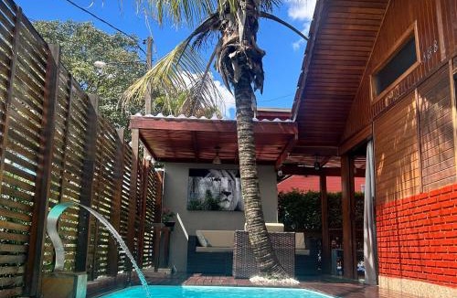 Jardim Colonial Ski Chalet | Chalé com PISCINA Privativa, com 2 QUARTOS, ESTACIONAMENTO em Condomínio com PORTARIA 24h, Sauna, Quadras, 3 PISCINAS no condomínio, Pesca e Parquinho Infantil - SmarTV na sala de estar, TV na área CHURRASQUEIRA, Wi-Fi e Cozinha Completa