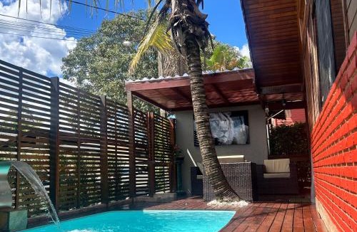 Jardim Colonial Ski Chalet | Chalé com PISCINA Privativa, com 2 QUARTOS, ESTACIONAMENTO em Condomínio com PORTARIA 24h, Sauna, Quadras, 3 PISCINAS no condomínio, Pesca e Parquinho Infantil - SmarTV na sala de estar, TV na área CHURRASQUEIRA, Wi-Fi e Cozinha Completa