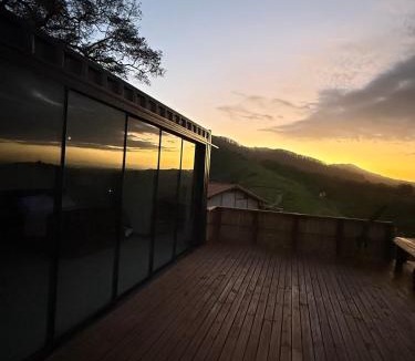 Mogi das Cruzes Ski Chalet | Chalé Contêiner- Hidro com vista para montanhas