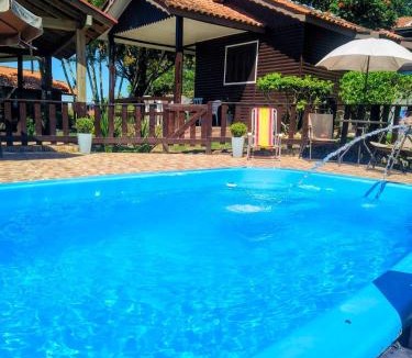 Garopaba House | Chalé de 2 dormitórios com piscina e churrasqueira