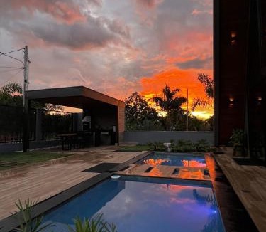 Cuiaba Ski Chalet | Chalé de Luxo - Piscina Aquecida e Banheira