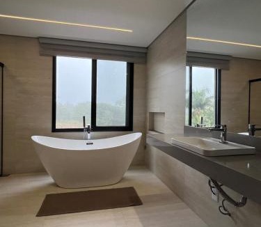 Cuiaba Ski Chalet | Chalé de Luxo - Piscina Aquecida e Banheira