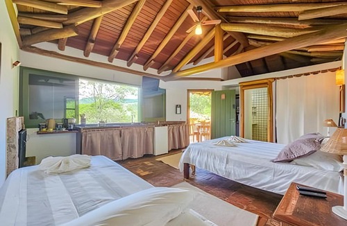 Passa Quatro Apartment | Chalé de montanha com lareira, sauna e piscina.