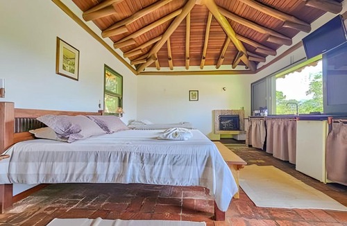 Passa Quatro Apartment | Chalé de montanha com lareira, sauna e piscina.