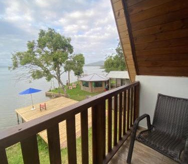 Sao Tomas Ski Chalet | Chalé na beira da lagoa com vista