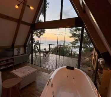 Rio das Pacas Ski Chalet | Chalé Shánti - Vista Mar e Banheira de hidromassagem - Florianópolis - SC - Brasil