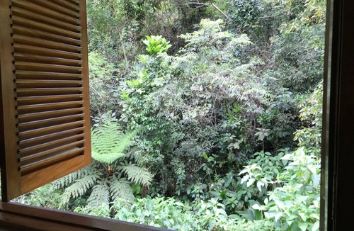 Petropolis House | Chale season rental with forest around