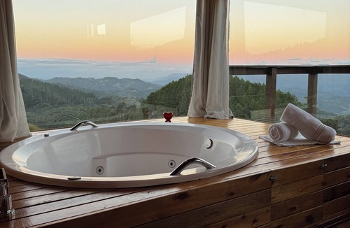 Rancho Queimado Cabin | Chalet with hot tub for couples in Rancho Queimado