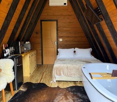 Domingos Martins Ski Chalet | Chalet with Private Jacuzzi and View of the Jucu River