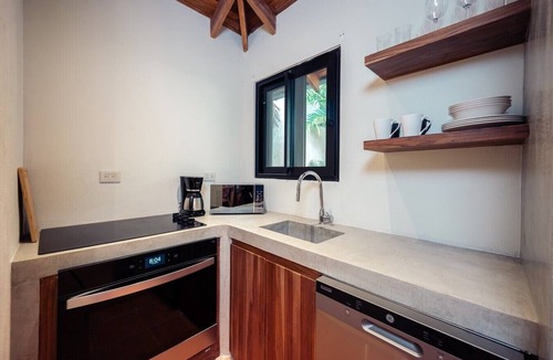 Playa Langosta House | Charming Langosta Casita 2 Min Walk to Beach