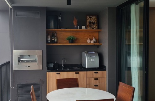 Piratininga Apartment | Charming loft with barbecue on the balcony and sea view