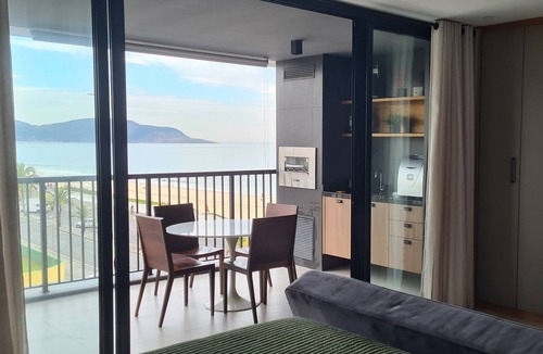 Piratininga Apartment | Charming loft with barbecue on the balcony and sea view