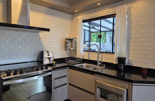 Armacao House | Close to the beach, fully equipped, good quality Wi-Fi, ideal for families and work.