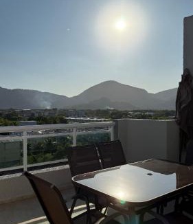 Vargem Grande Apartment | Cobertura Linear no Recreio - Varanda Grande, Vista Montanhas, Próx Praia, Garagem, Acomoda até 4 pessoas