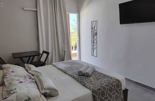 Barra Nova Villa | Comfortable suite with queen-size bed, air conditioning, minibar and smart TV