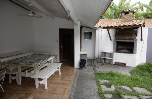 Praia de Barequecaba House | Comfortable beach house with pool, terrace, barbecue, 300 m from the beach.