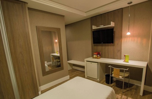 Civic Center Hotel | Comfortable Double Bed w/Breakfast Included