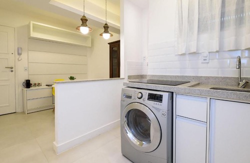 Copacabana Apartment | Complete 1BDR 400m from the Beach | SL 363/304