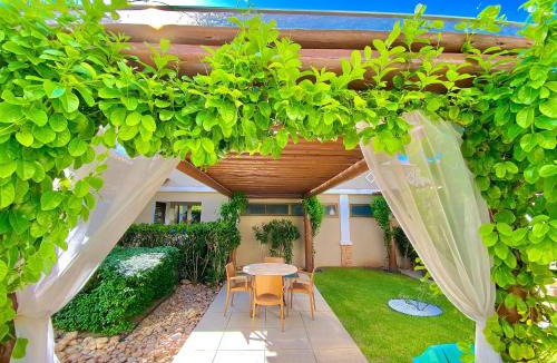 Porto das Dunas House | Condomínio Mediterranee Residence por Be My Guest