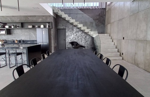 Joanopolis House | Contemporary house in a gated community overlooking the reservoir.