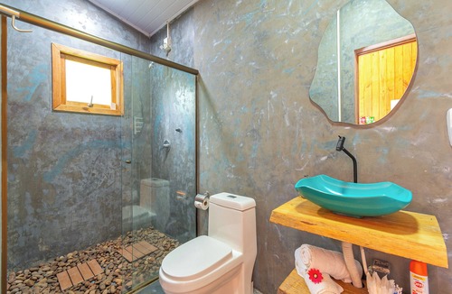 Tres Coroas Ski Chalet | Cottage with Hot Tub Near Buddhist Temple