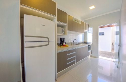 Praia da Armacao do Itapocoroi House | Curta Praia de Armação - Casa Girassol