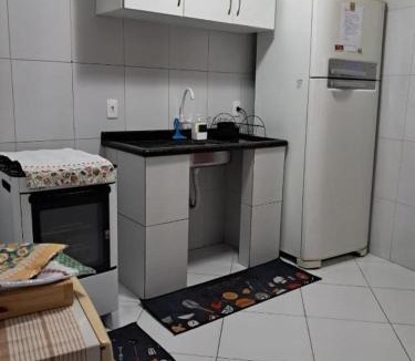 Centro Apartment | Dois quartos Cozinha completa Wi Fi Self check in com senha Central e perto de tudo a 4,4Km da Rodoviária e 15,4Km do Aeroporto Apartamento 101