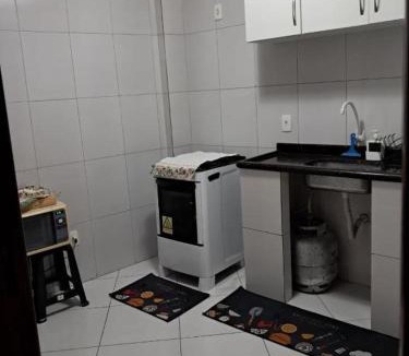 Centro Apartment | Dois quartos Cozinha completa Wi Fi Self check in com senha Central e perto de tudo a 4,4Km da Rodoviária e 15,4Km do Aeroporto Apartamento 101