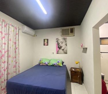 Asuncion House | Dormitorio con baño en Casa Residencial