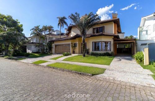Jurere Internacional House | Duplex House w/Pool, 850m from the Beach RDT0124
