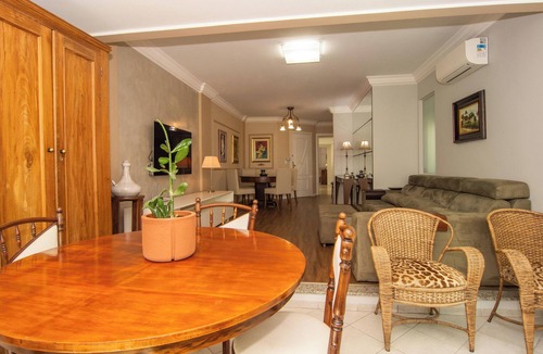 Barra Sul Apartment | Elegância Clássica 100m da Praia na Rua 3700 P1397