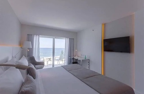 Recreio dos Bandeirantes Hotel | Elegant Beachfront Suite Perfect for a Romantic Getaway in Rio!