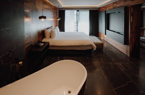 Rio Cuarto Hotel | Elegant Room Designed for Serenity Near Sarmiento Park – Free Breakfast