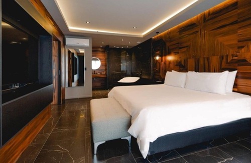 Rio Cuarto Hotel | Elegant Room Designed for Serenity Near Sarmiento Park – Free Breakfast