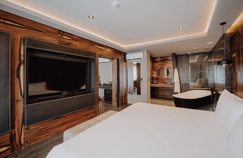 Rio Cuarto Hotel | Elegant Room Designed for Serenity Near Sarmiento Park – Free Breakfast