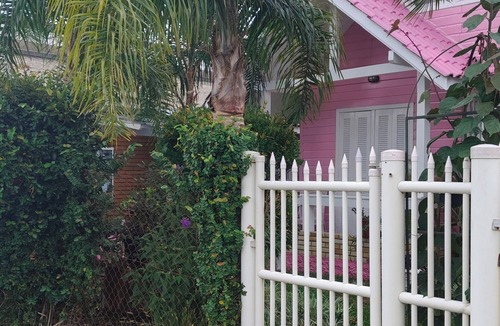 Carniel House | Enchanted Pink House, Charming Chalet - Gramado, RS