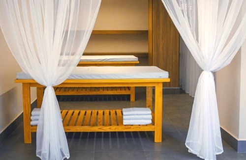 Bandeirantes Apartment | Evian Thermas: 2 en-suite bedrooms, living room with sofa bed, kitchen.