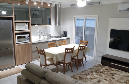 Centro Apartment | Excellent 2-bedroom apartment in the center of Bombinhas, 300 meters from the beach.